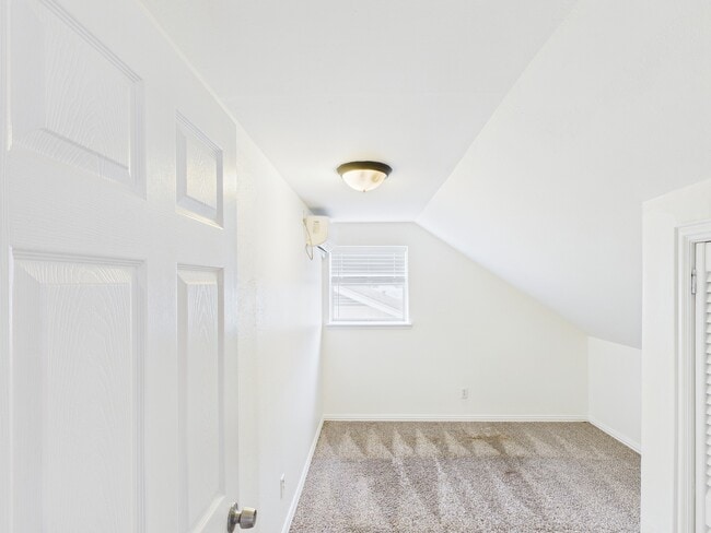 Building Photo - 9526 Meadowcroft Dr