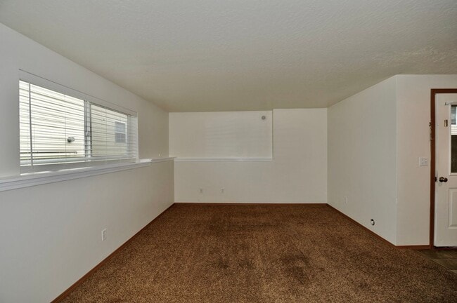 Building Photo - Basement 2 bed 1 bath unit