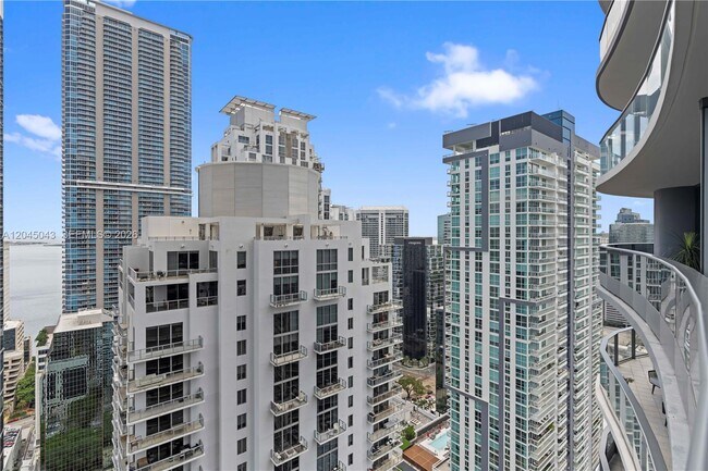 Building Photo - 1000 Brickell Plaza