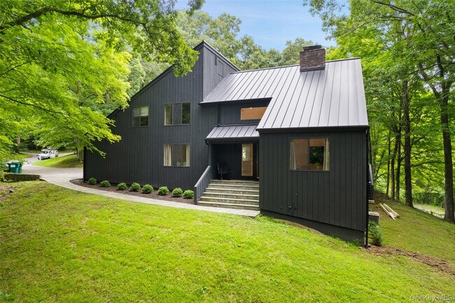 Building Photo - 25 Cross Pond Rd