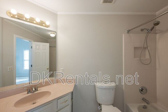 Building Photo - 841 Lakeglen Dr