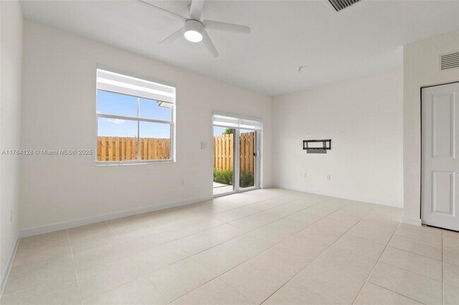 Building Photo - $2550 2634 SE 29 St
