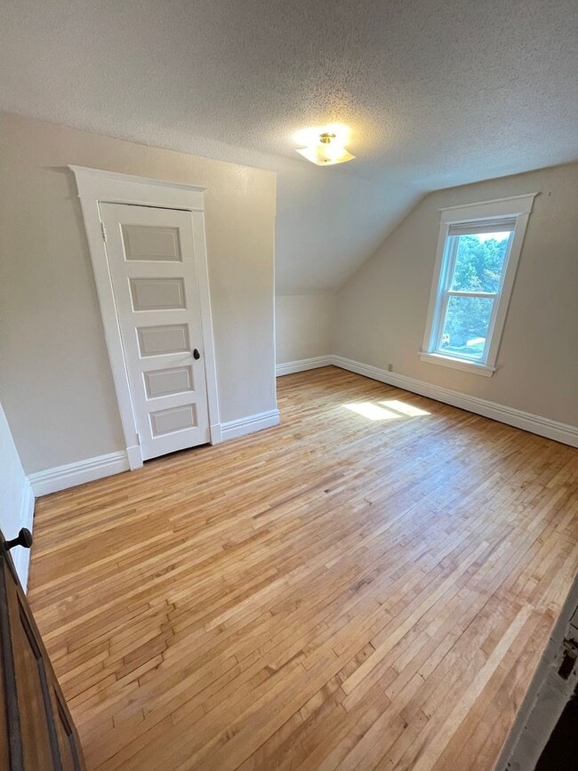 Building Photo - AVAILABLE JULY- 3 Bedroom, 1.5 Bath Home!