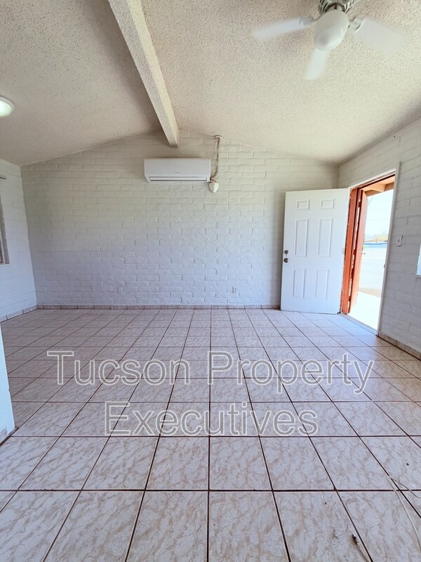 Building Photo - 5752 S Park Ave