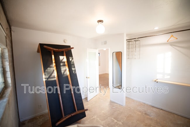 Building Photo - 419 E Lester St