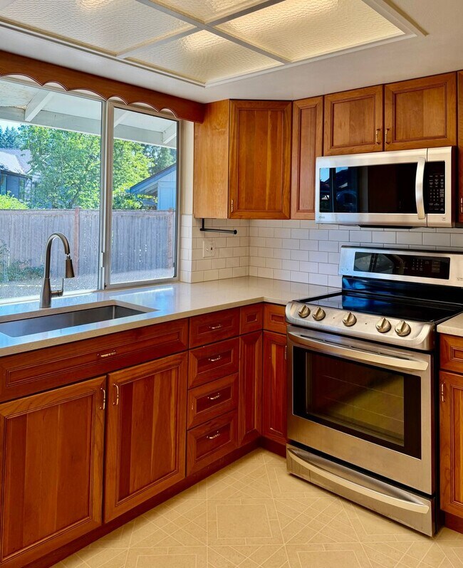 Building Photo - 4 Bed / 2.5 Bath Bellevue rambler $4,095/month