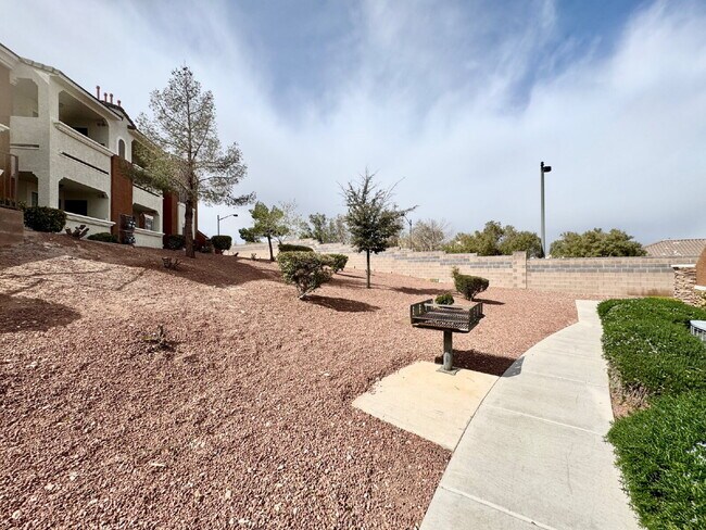 Building Photo - Beautifully Updated Downstairs 3-Bedroom, ...