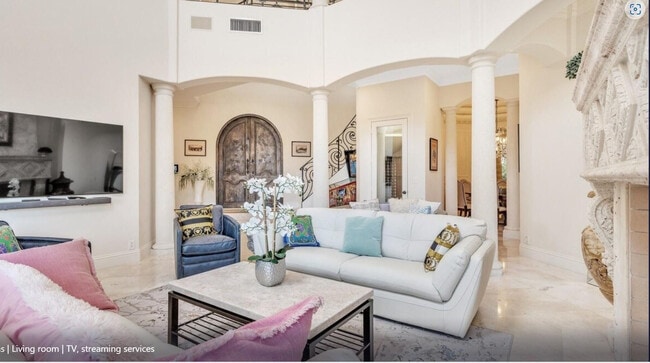 Building Photo - 3030 NE 45th St