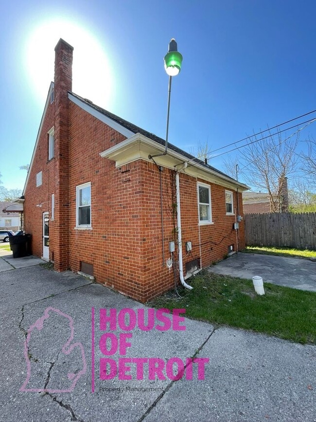 Building Photo - 3 BED 1 BATH | FREE PRE SCREEN | OVER 1200...