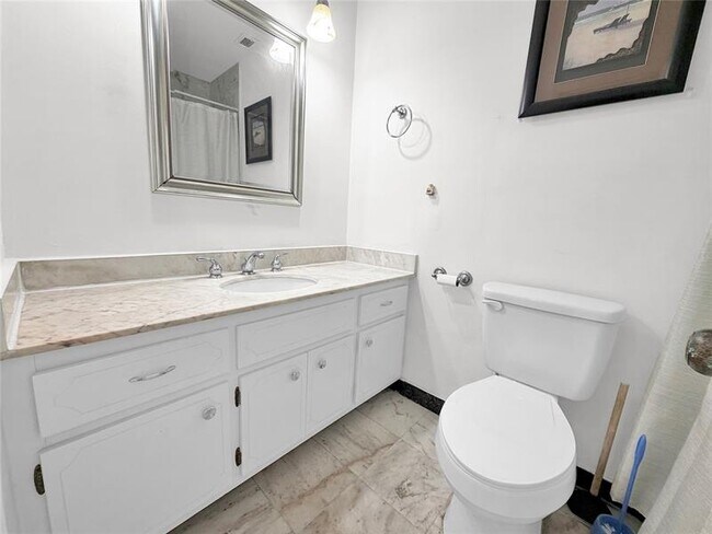 Building Photo - 405 N Ocean Blvd