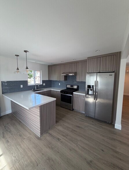 Stainless steel appliances - 733 Alabama St