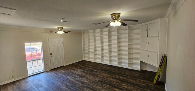 Building Photo - 1401 E Sherman Dr