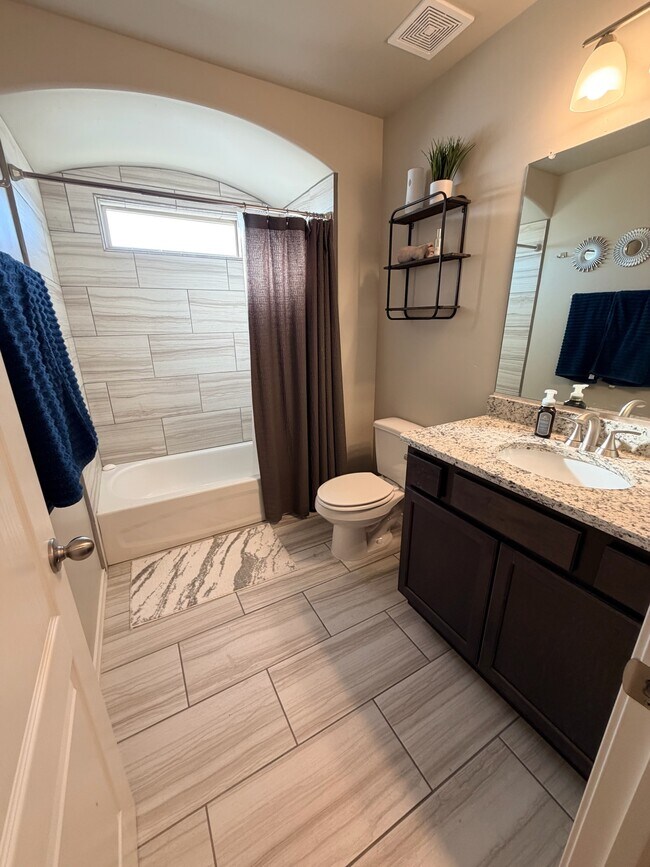 Building Photo - 1418 Santa Thomas St