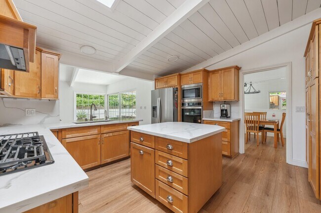 Building Photo - 4950 Dunman Ave