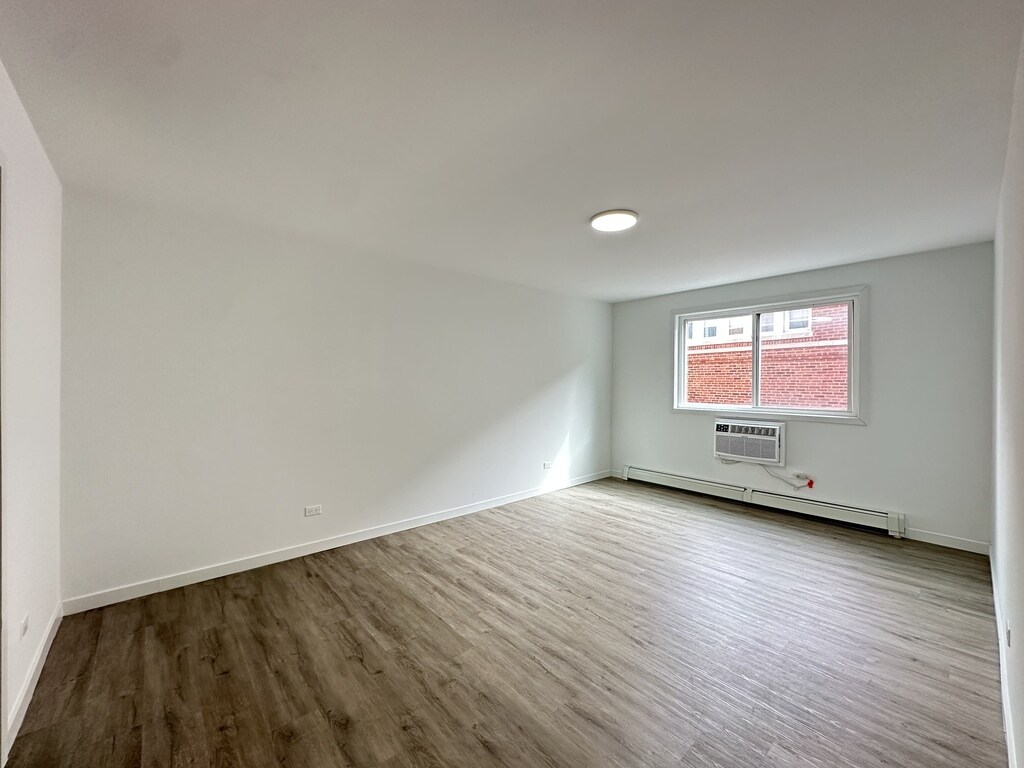 Building Photo - 7621 N Sheridan Rd