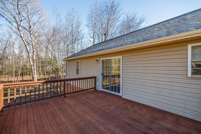 Building Photo - Bright and Spacious 3 Bedroom Home in Chesterfield ***Available Early March***