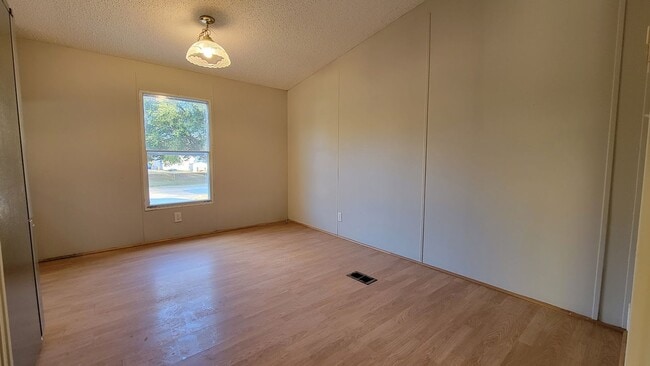 Building Photo - Huge 4 bedroom 2 bath home in a great family neighborhood.