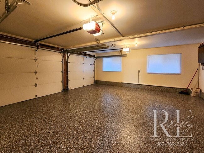 Building Photo - Spacious Silverdale Tri-Level with Hot Tub & Stylish Kitchen