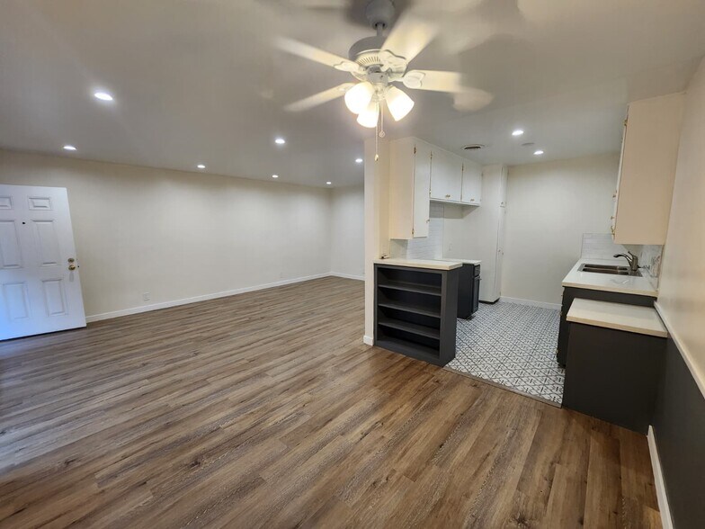 Building Photo - 1414 S Orange Grove Ave