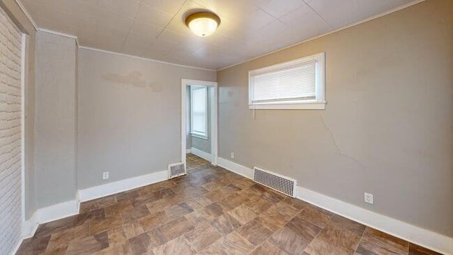 Building Photo - 413 1/2 W Thayer Ave