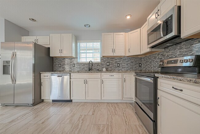 Building Photo - 13322 Pantano Dr