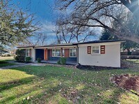 Building Photo - Live Where Location and Comfort Come Together