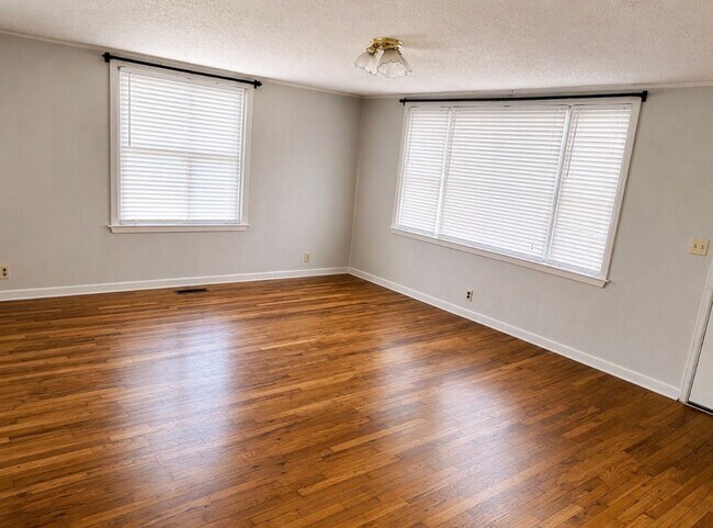 Building Photo - 4 Bedroom, 2 Bath