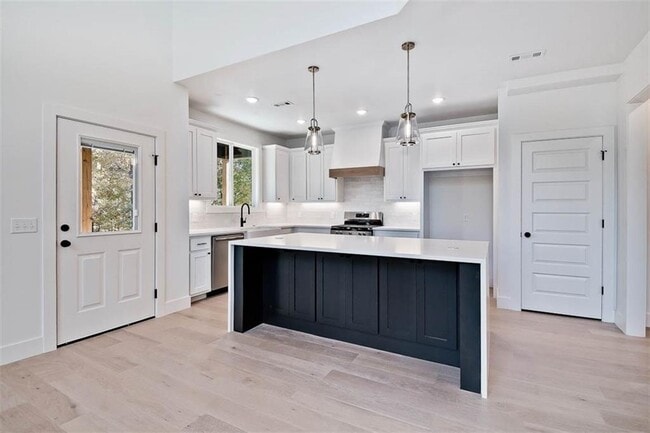 Building Photo - 28 Bedford Ln