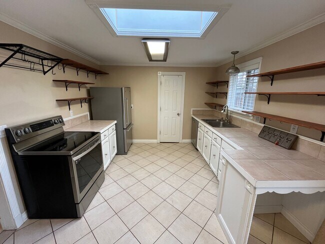 Building Photo - Single Level Home Close to Downtown Redmond - Yard Care Included