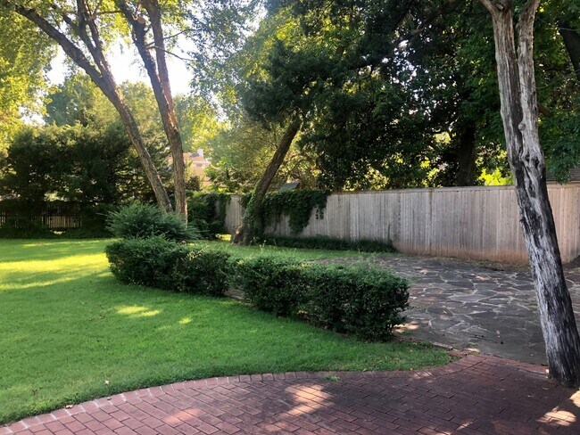 Building Photo - Stunning Midtown Home In Highly Desirable Bren Rose!