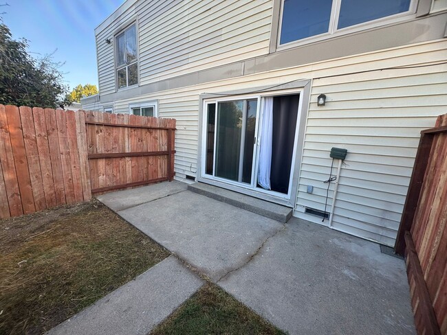 Building Photo - Upgraded Corner Townhouse - 2 bed/1.5 bath