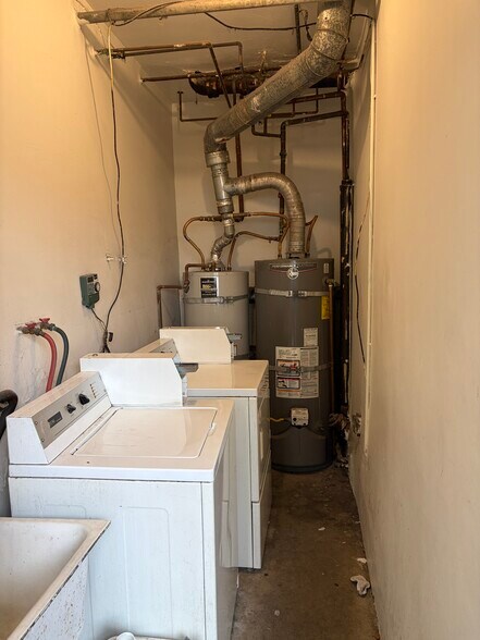 Building Photo - 907 N Gardner St