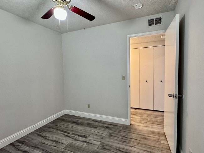 Building Photo - NOW AVAILABLE - 4 BED, 3 BATH, 2 CAR GARAG...
