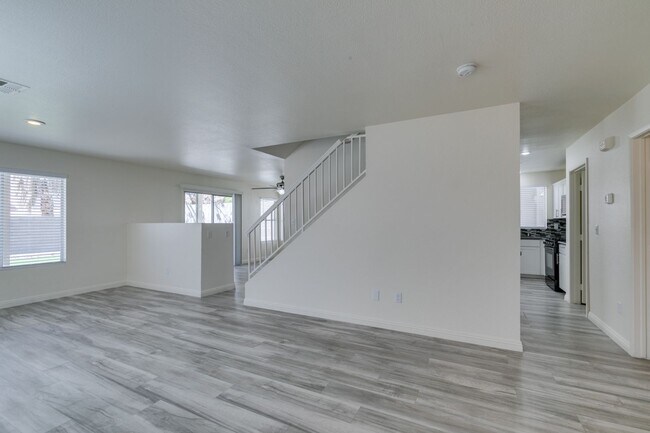 Building Photo - Stunning 4 bedroom, 2.5 bathroom