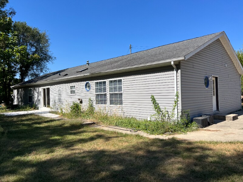 Building Photo - 420 Decker St