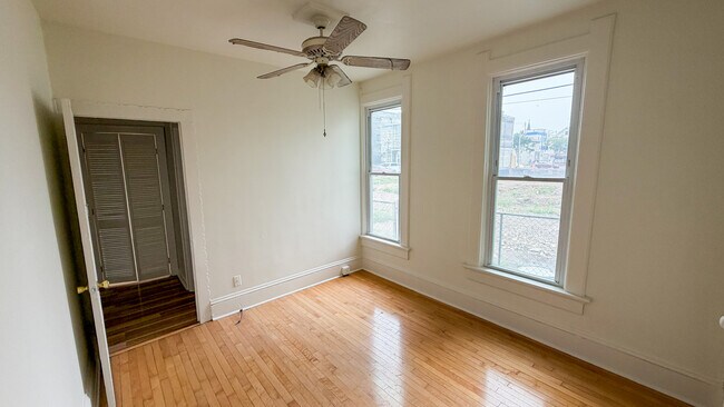 Building Photo - 413 W Mineral St