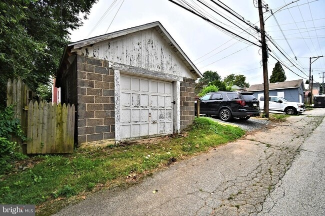 Building Photo - 242 E 8th Ave