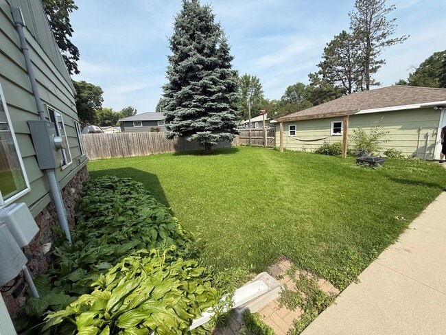 Building Photo - 3 Bed 2 Bath Home