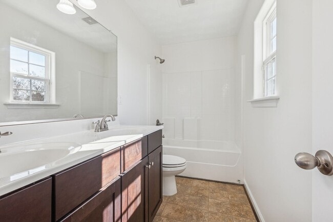 Building Photo - Suffolk Condo- Ready for move in