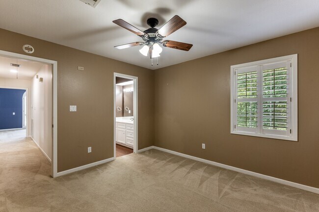 Building Photo - 1002 Amesbury Ct