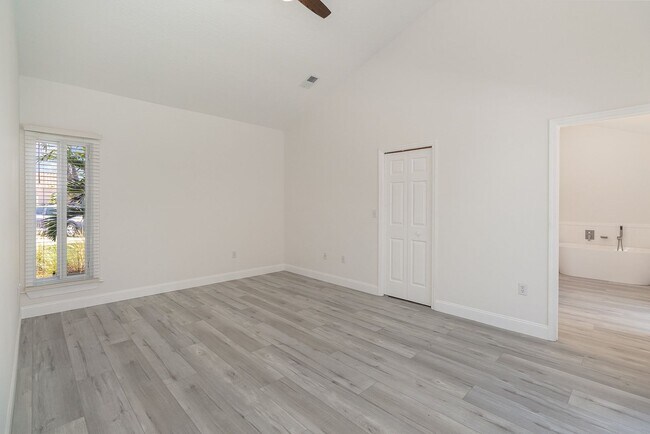 Building Photo - Beautiful Pool Home only Blocks from the Ocean!