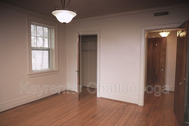 Building Photo - 190 N Crest Rd