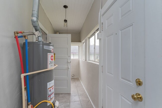 Building Photo - Spacious 2 Bedroom Cottage w/ Granite & Ha...