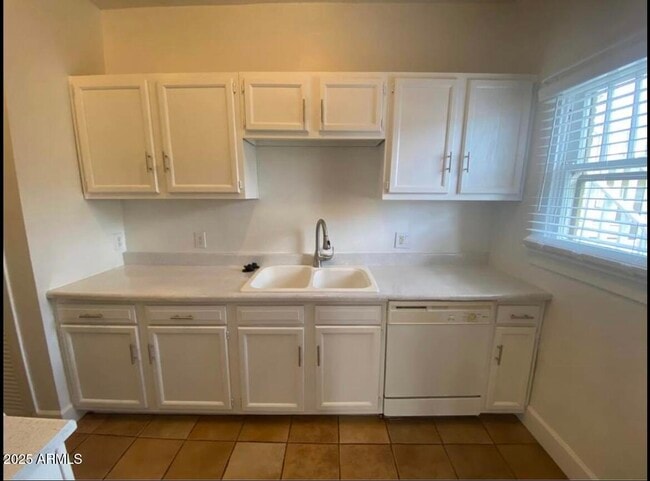 Building Photo - 2318 N Dayton St