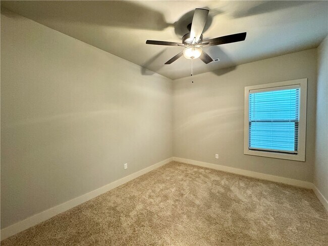 Building Photo - 832 NE Hts Ln