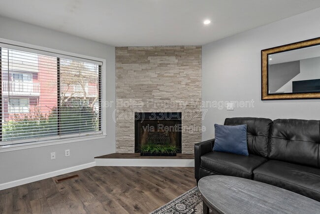 Building Photo - 3039 S Cantrell Ln