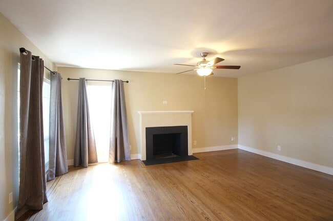 Building Photo - Charming 3-bedroom, 1-bathroom in Sacramento.