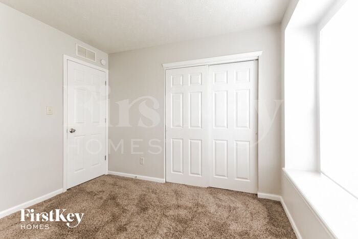 Building Photo - 2215 Rolling Oak Dr