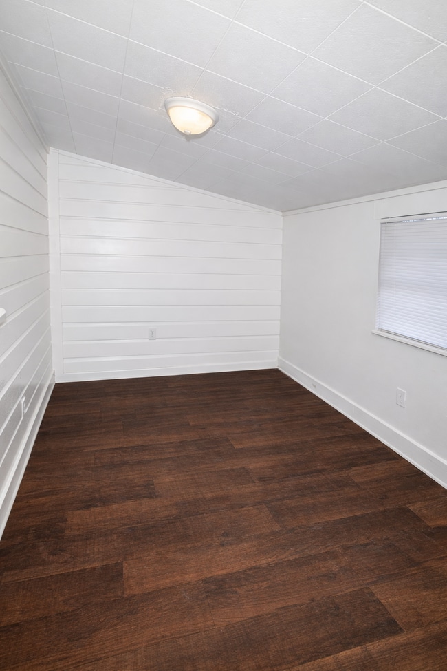 Building Photo - 645 W Davis Loop