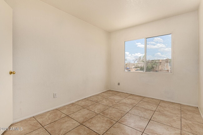 Building Photo - 4623 E Southgate Ave